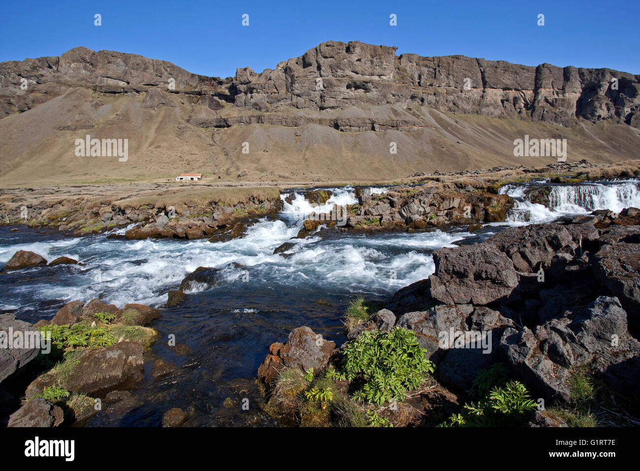 Bergige Landschaft mit Fluss Fossalar in der Nähe von Kirkjubaejarklaustur, Region Süd, Island Stockfoto