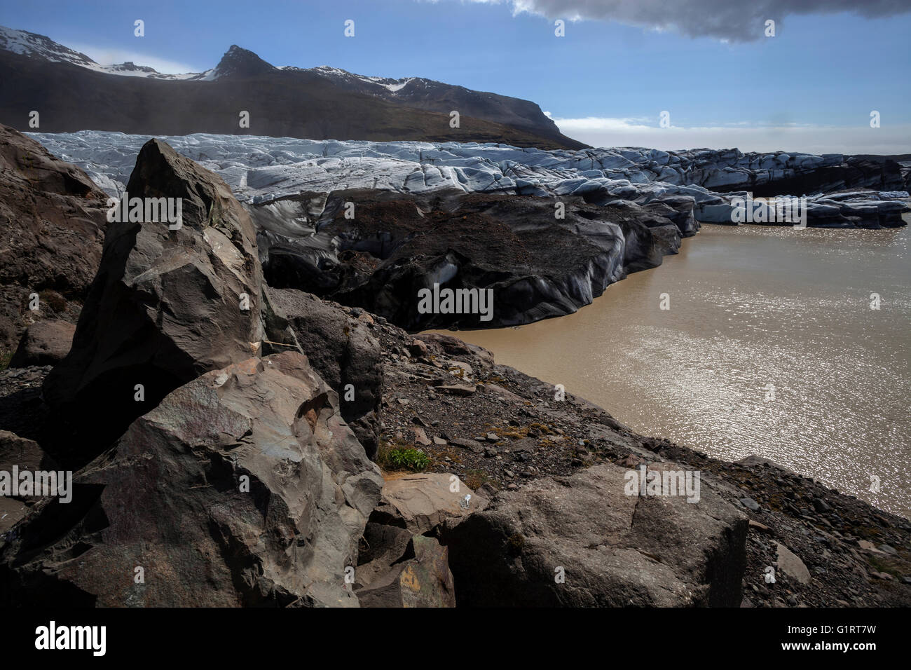 Gletschereis, Gletschertor mit Spuren von vulkanischer Asche und Gletschersee Gletscher Svinafellsjökull in Skaftafell Stockfoto