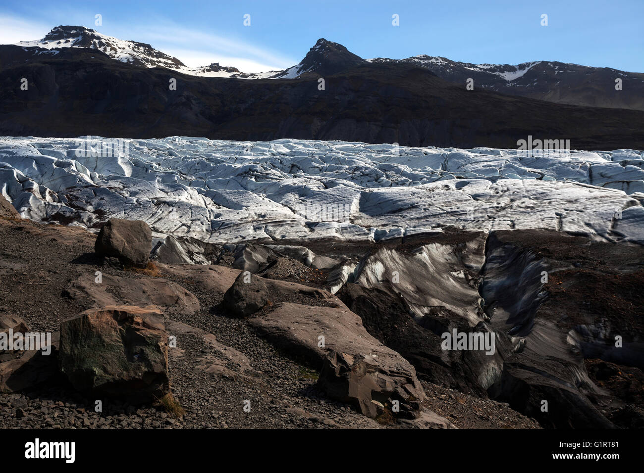 Gletschertor, Gletschereis mit Spuren von vulkanischer Asche, Gletscher Svinafellsjökull in Skaftafell, Southern Island, Island Stockfoto