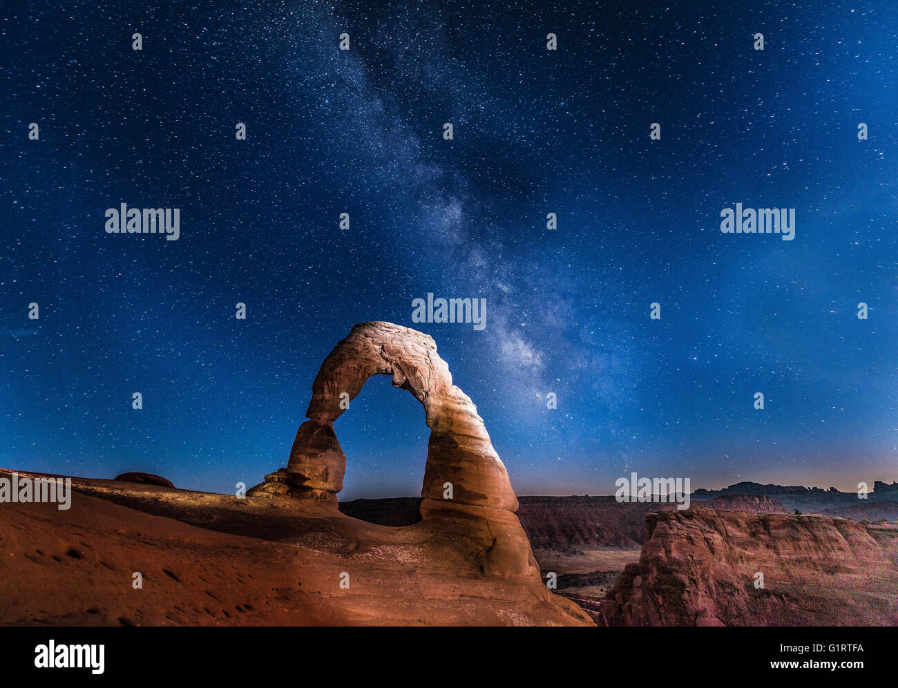 Natürlichen Bogen Delicate Arch mit Milchstraße bei Nacht, Arches-Nationalpark, Moab, Utah, USA Stockfoto