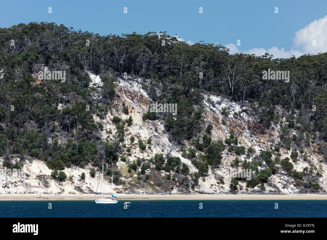Sandy, bewaldete Klippen mit Segelboot, UNESCO-Weltkulturerbe, Fraser Island, Great Sandy Nationalpark, Queensland, Australien Stockfoto