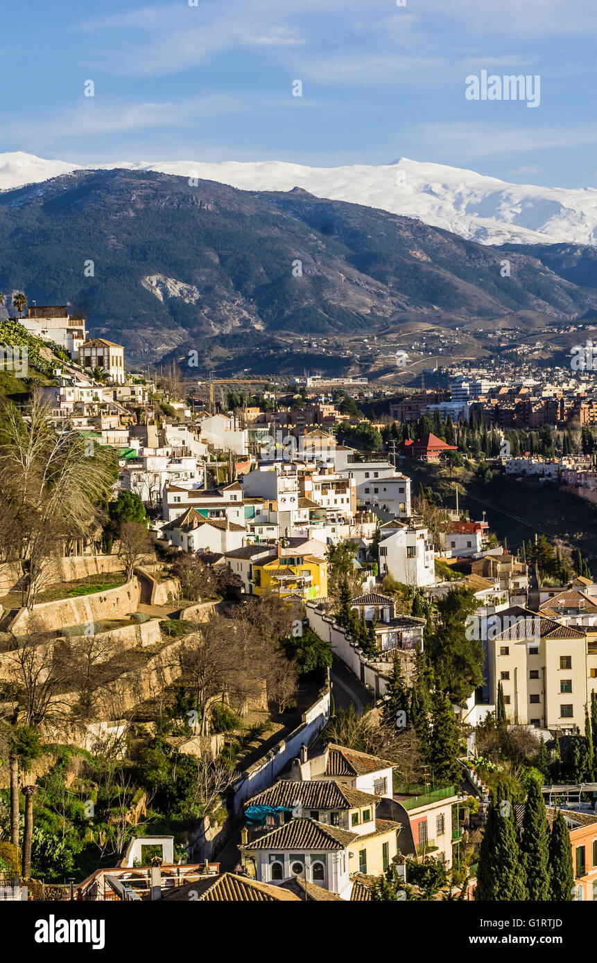 Ansicht von Granada, Sierra Nevada mit Schnee im Hintergrund, Andalusien, Spanien Stockfoto