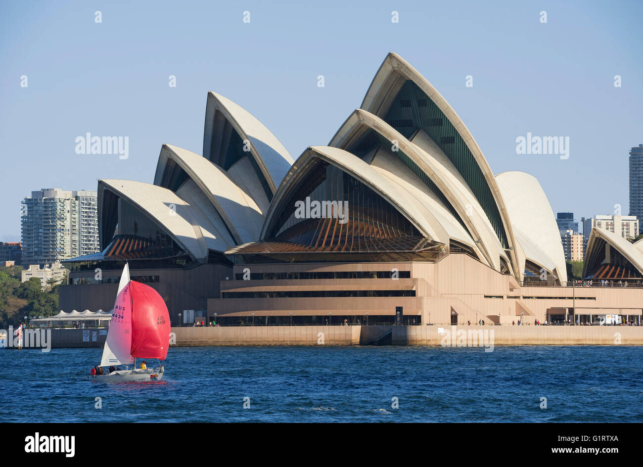 Segelboot vor der Oper von Sydney, Sydney, New South Wales, Australien Stockfoto
