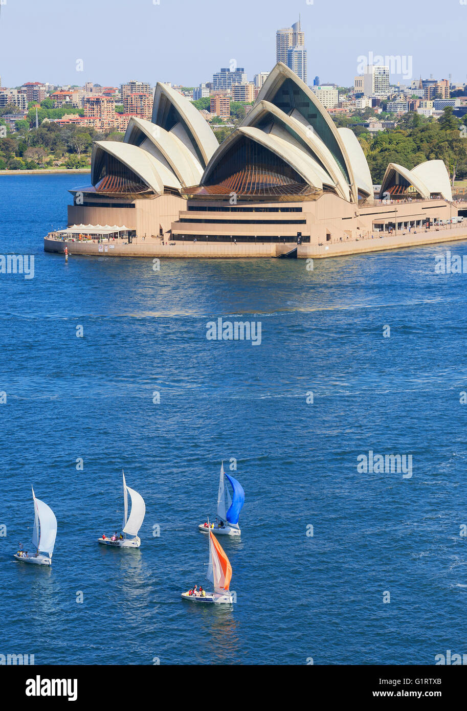Segelboote vor der Oper von Sydney, Sydney, New South Wales, Australien Stockfoto