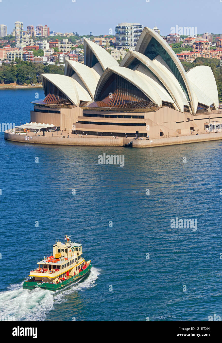 Fahrgastschiff vor der Oper von Sydney, Sydney, New South Wales, Australien Stockfoto