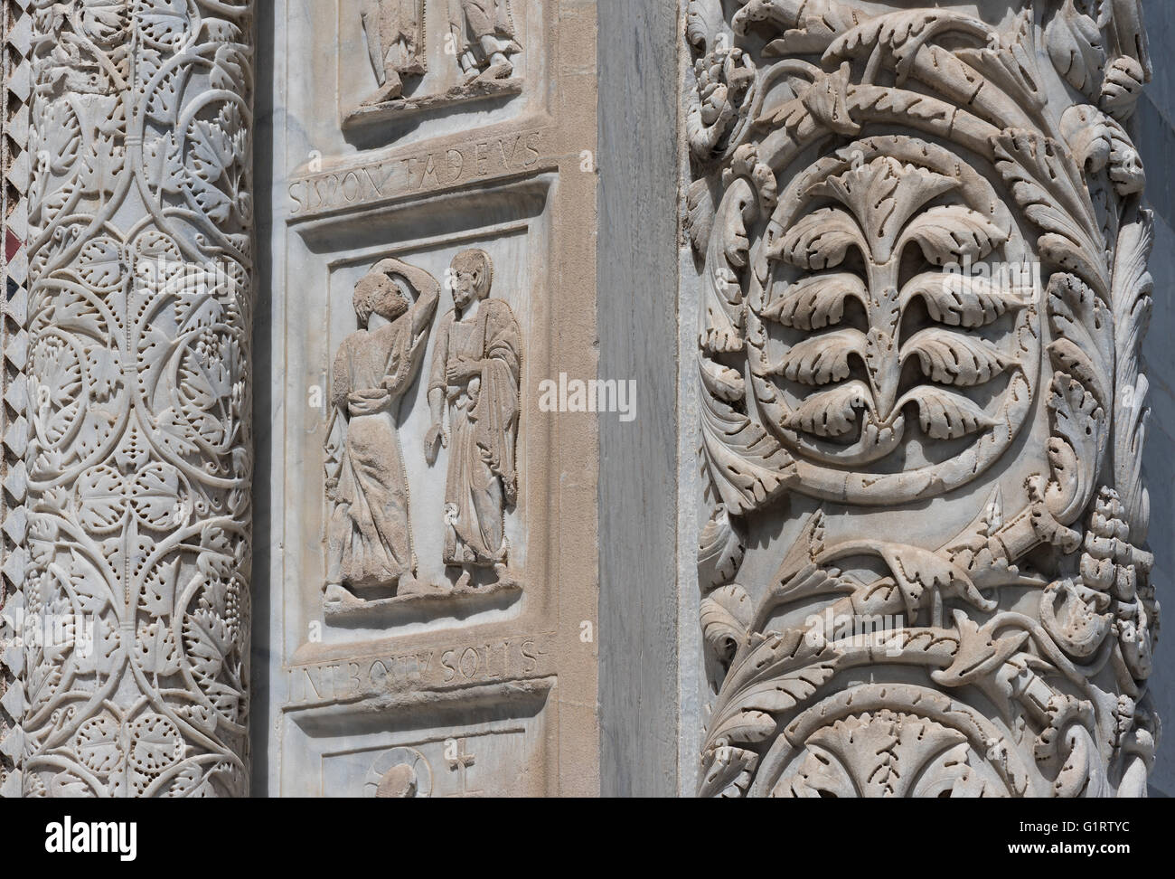 Marmorsäulen auf dem Hauptportal mit floralen Motiven und Szenen aus dem Leben von Johannes dem Täufer Baptisterium des Heiligen Johannes Stockfoto