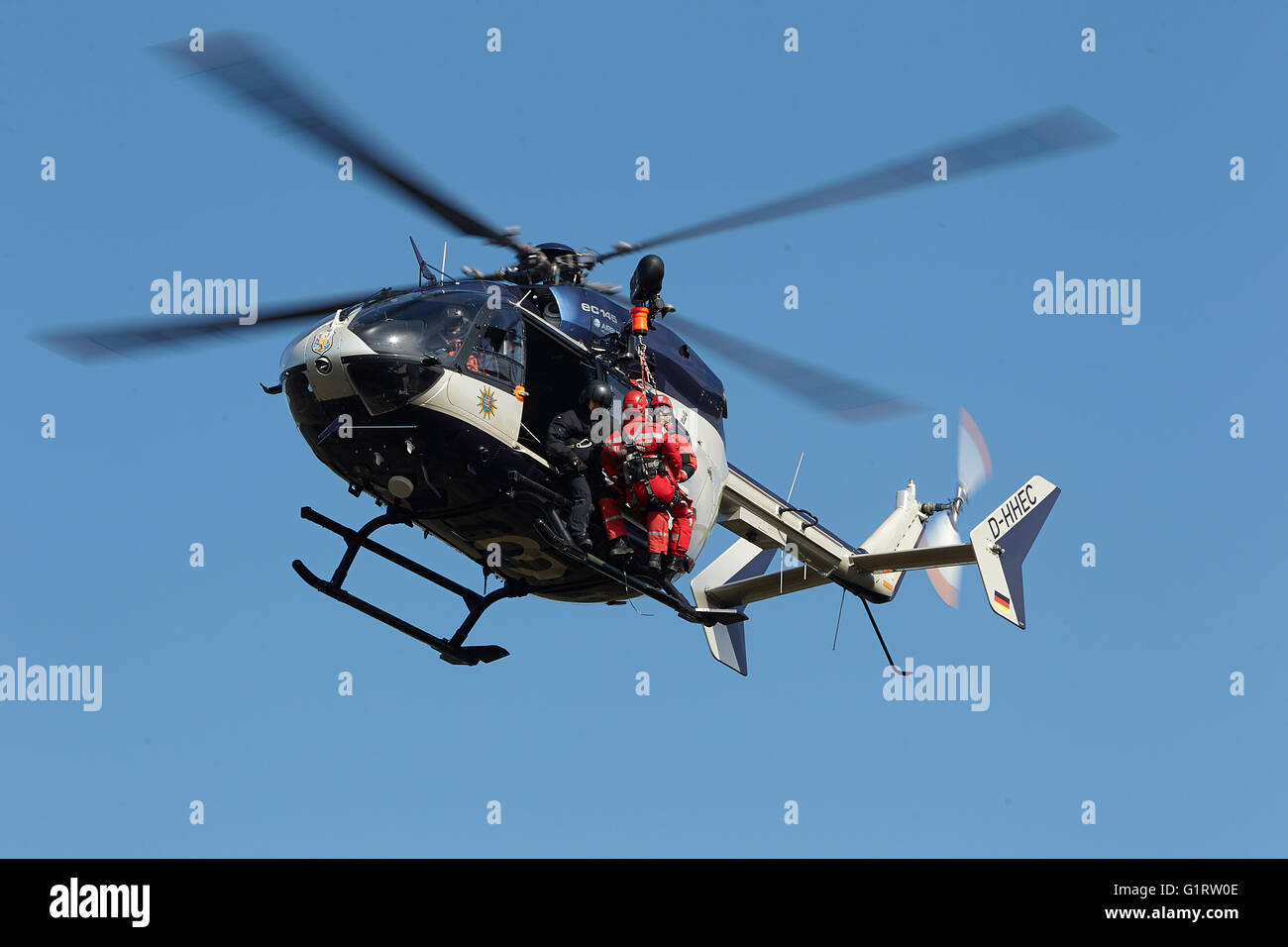 Höhen-Retter der Feuerwehr Wiesbaden Praxis mit der Polizeihubschrauberstaffel Hessen, Hubschrauber Airbus EC 145 Stockfoto