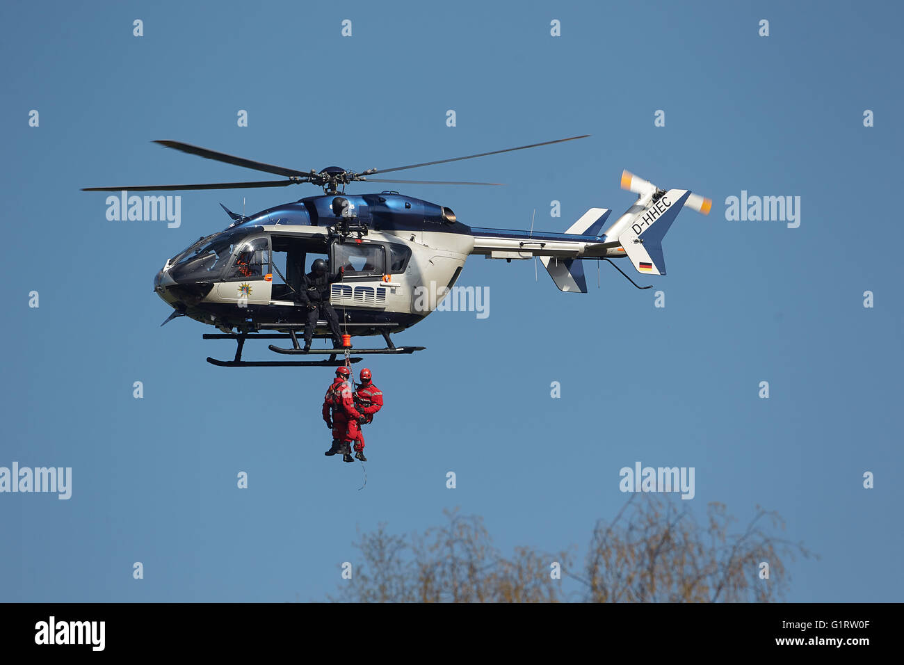 Höhe-Retter der Feuerwehr Wiesbaden Praxis mit der Polizeihubschrauberstaffel Hessen, Hubschrauber Airbus EC 145 Stockfoto