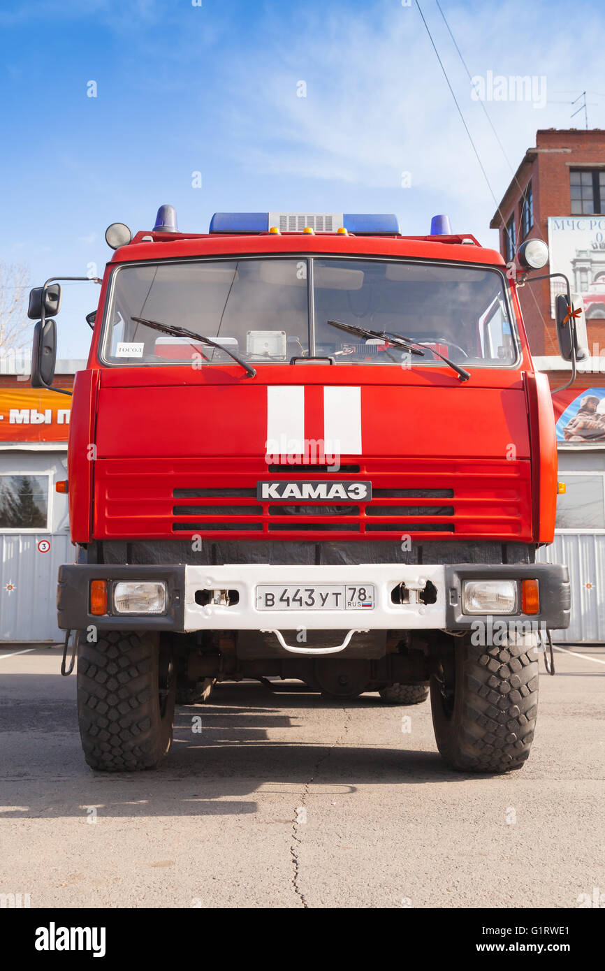 St. Petersburg, Russland - 9. April 2016: Kamaz 43114. Moderne russische Feuerwehrauto Modifikation, Closeup-Vorderansicht Stockfoto