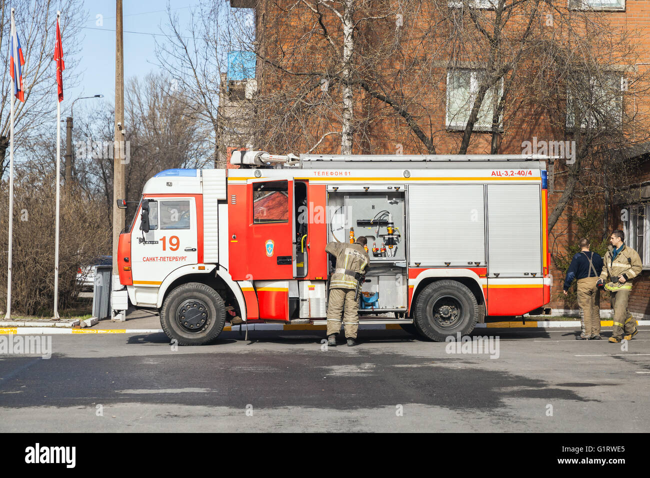 Sankt-Petersburg, Russland-9. April 2016: Kamaz LKW 43253. Moderne russische Feuerwehrauto Modifikation mit Feuerwehr Überprüfung equ Stockfoto