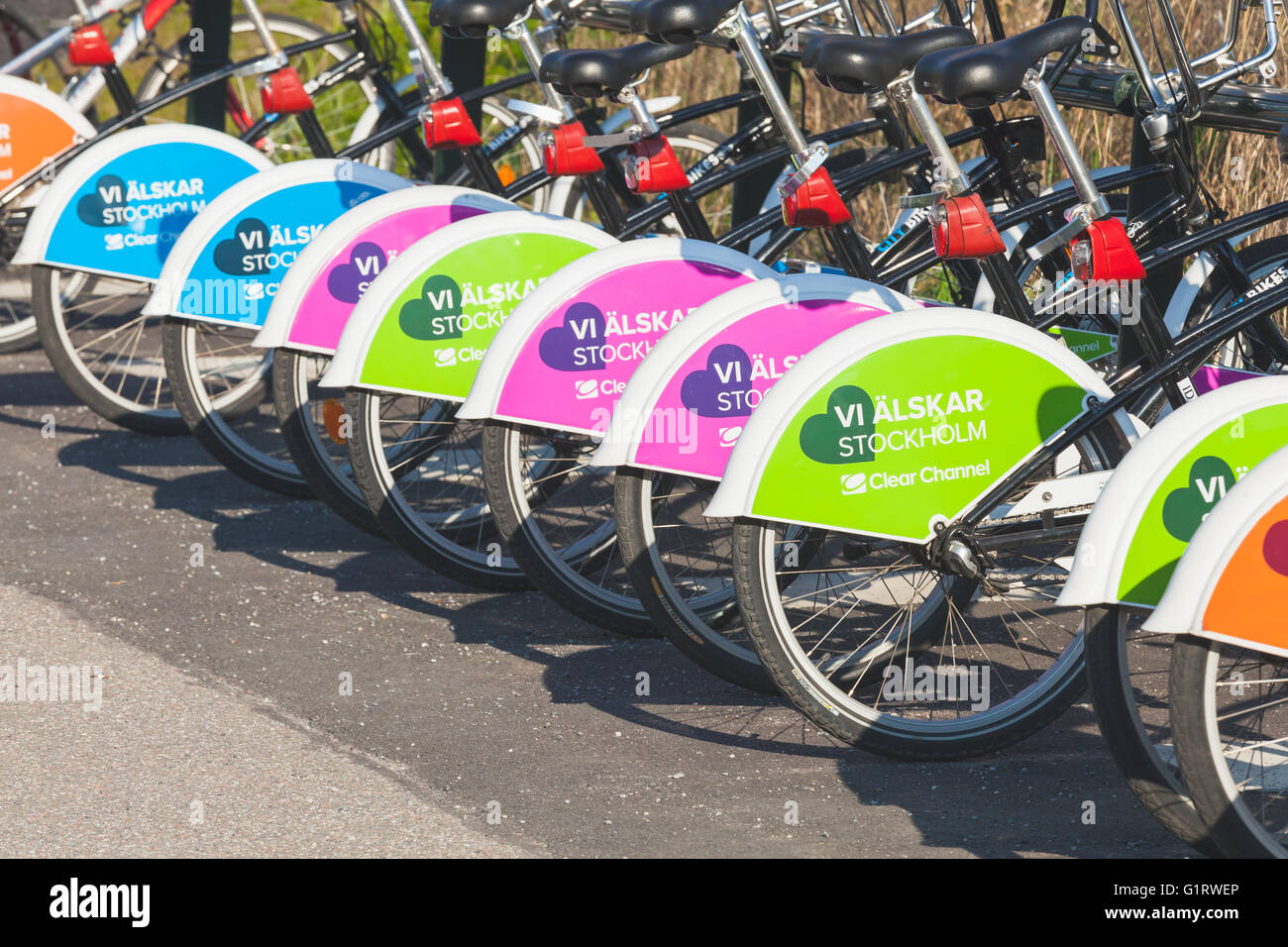 Stockholm, Schweden - 4. Mai 2016: Bunte leuchtende Fahrräder zu vermieten stehen in einer Reihe auf einem Parkplatz Stockfoto