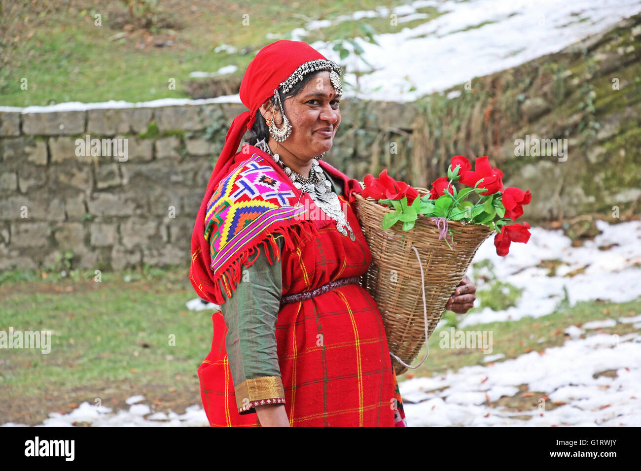 Manali, Indien: Erwachsene Frau, gekleidet in Stammes-Trachtenmode, Pattoo, Kullu-Tal im Himalaya-Gebirge Stockfoto