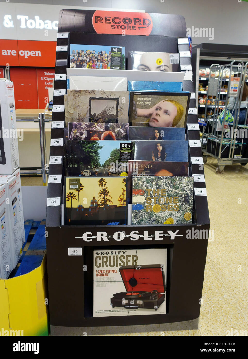 Vinyl-Musik-Alben wieder lagernd in Supermärkten, London Stockfoto