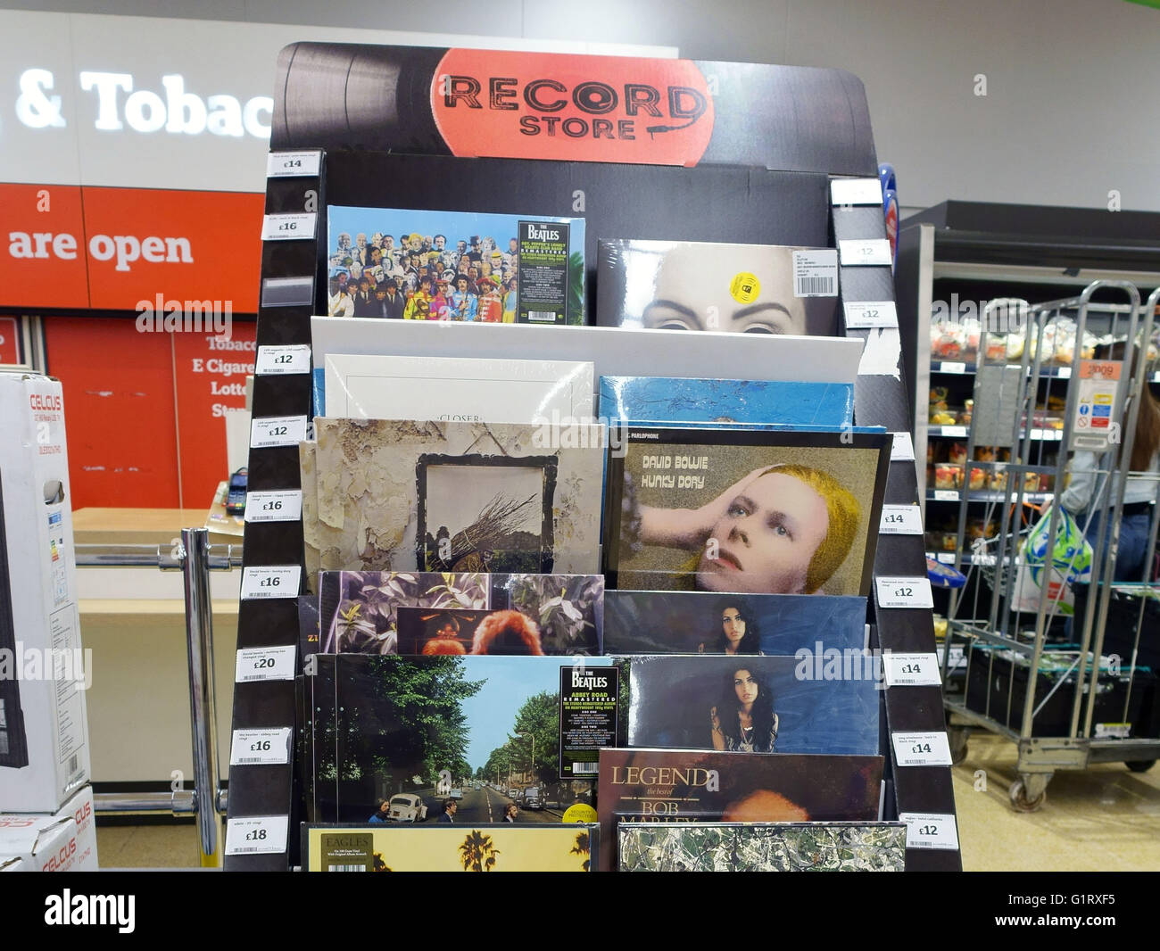 Vinyl-Musik-Alben wieder lagernd in Supermärkten, London Stockfoto