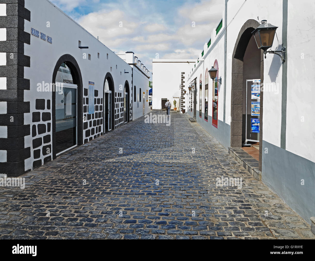 Die Geschäfte und gepflasterten Gassen bei Rubicon Hafen von Playa Blanca, Lanzarote Stockfoto