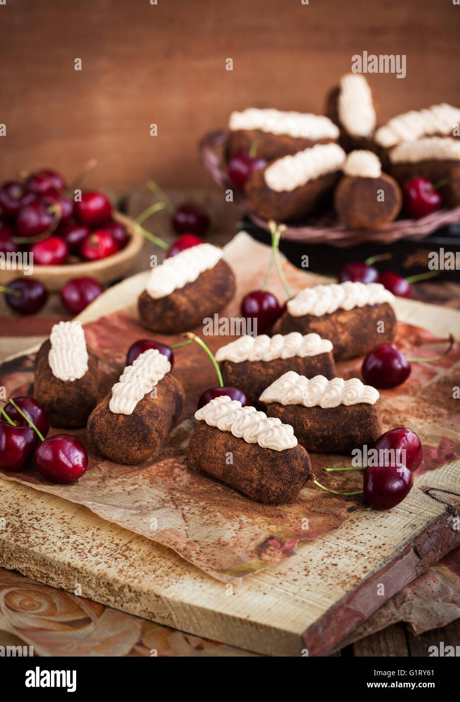 Schokolade Rum Kugeln Kuchen mit Sahne und frischen Kirschen dekoriert Stockfoto