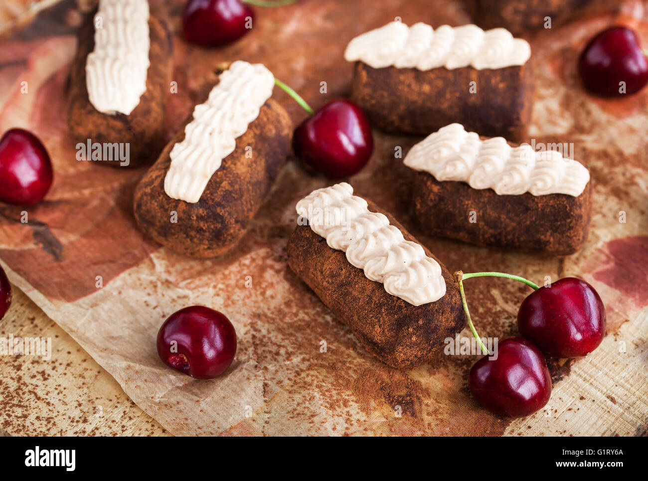Schokolade Rum Kugeln Kuchen mit Sahne und frischen Kirschen dekoriert Stockfoto