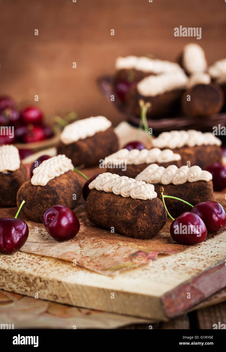 Schokolade Rum Kugeln Kuchen mit Sahne und frischen Kirschen dekoriert Stockfoto