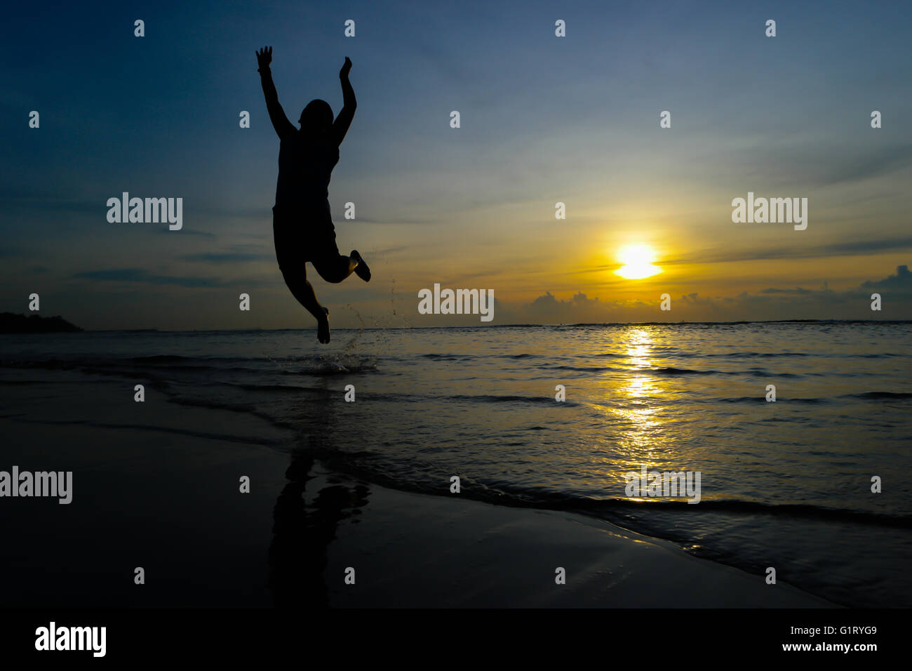 Silhouette jungen springt. Hintergrund-Sonnenuntergang am Meer Stockfoto