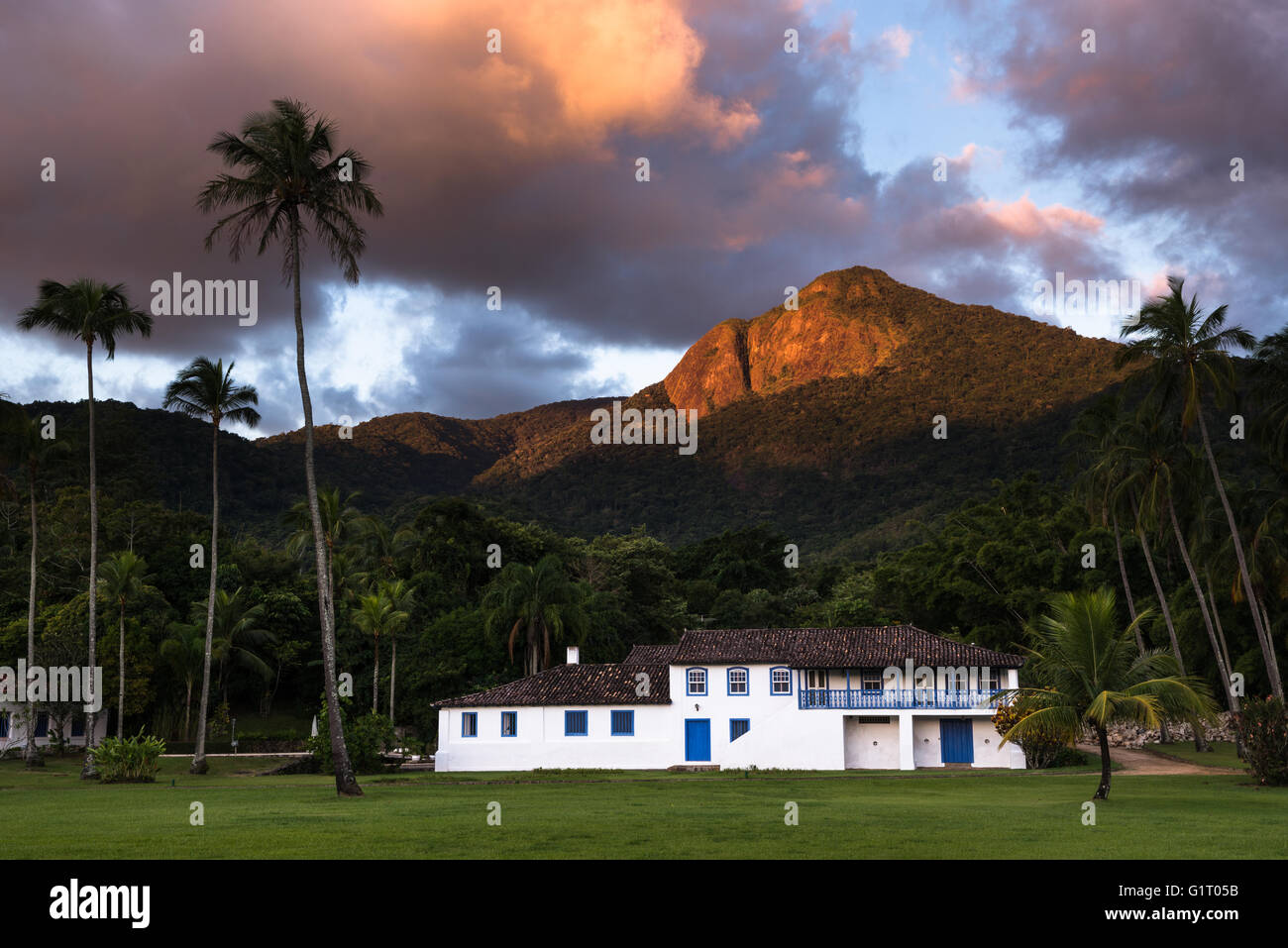 Hystorical farm Engenho d'Água, in Ilhabela, Brasilien. Im Hintergrund ist der Baepi Berg. Stockfoto