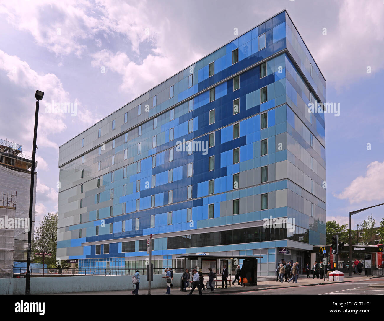 Das Premier Inn Hotel, Torbogen, London. Ein umgebautes Bürogebäude renoviert und im unverwechselbaren blauen und grauen Platten verschalen Stockfoto