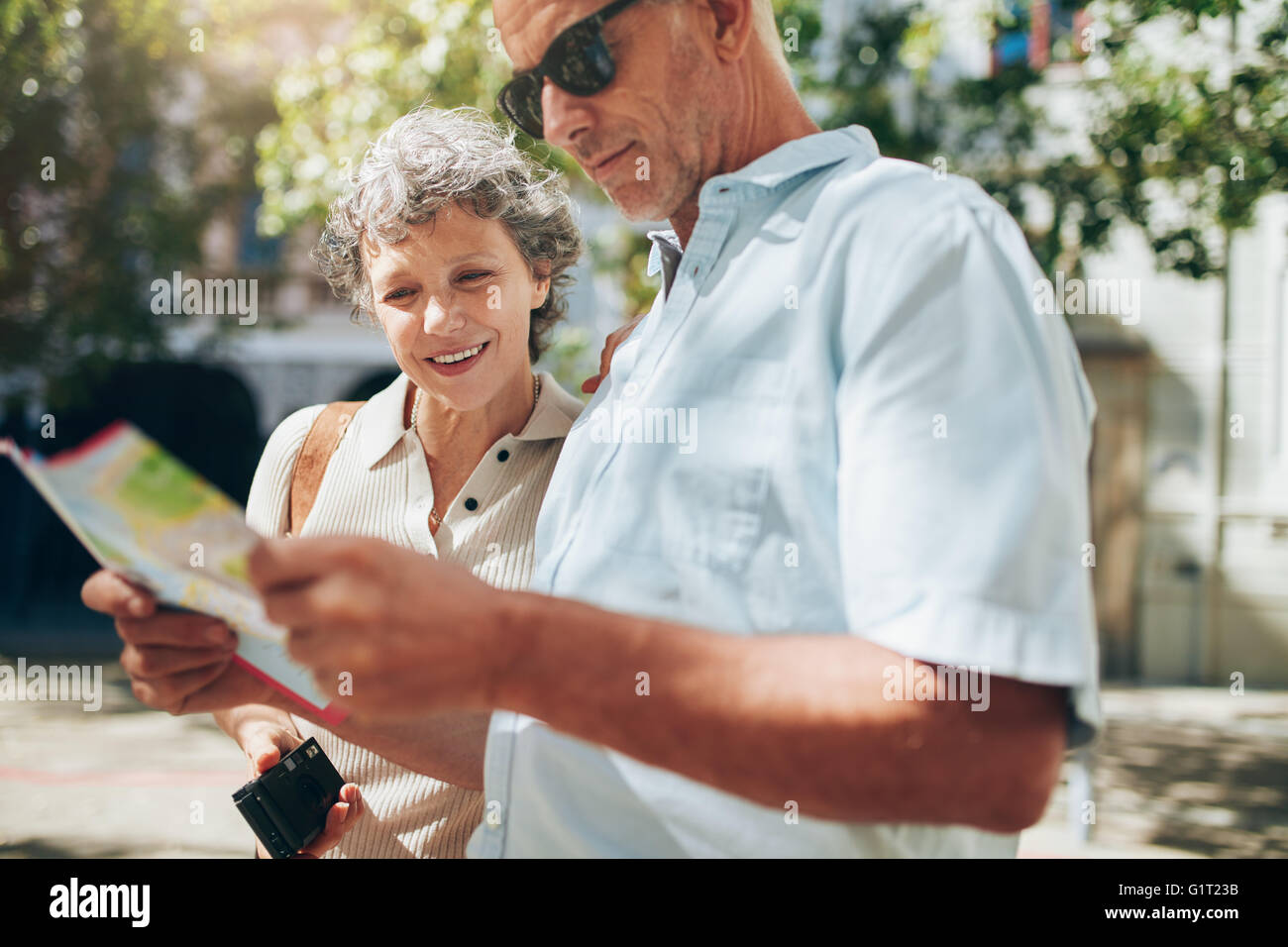 Schuss von aktiven Senior im Urlaub einen Stadtplan lesen hautnah. Reifer Mann und Frau mit Stadtplan nach dem Weg in die Stadt. Stockfoto