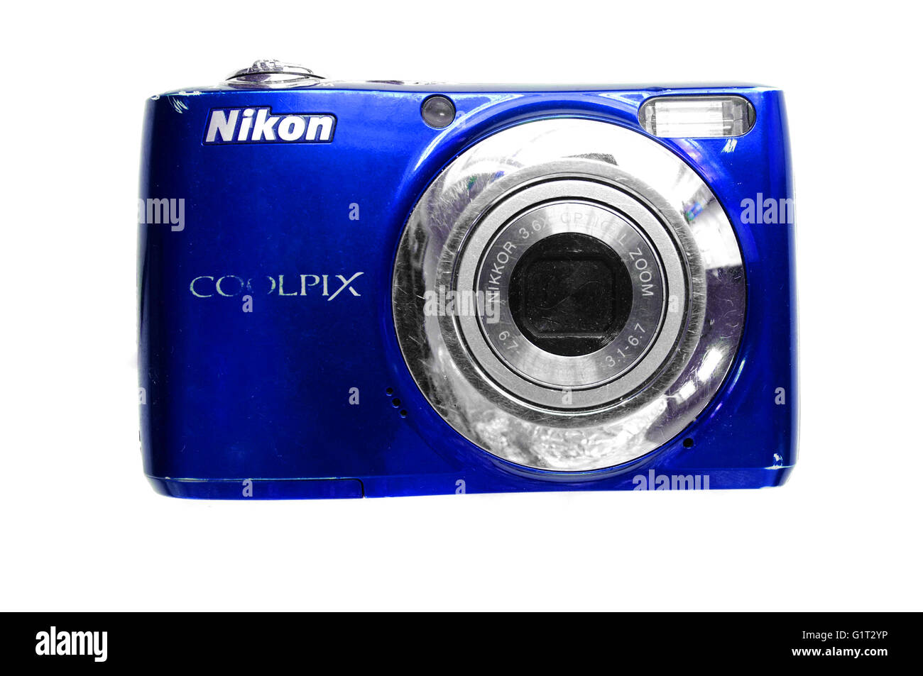 Eine blaue Nikon Digitalkamera fotografiert vor einem weißen Hintergrund. Stockfoto