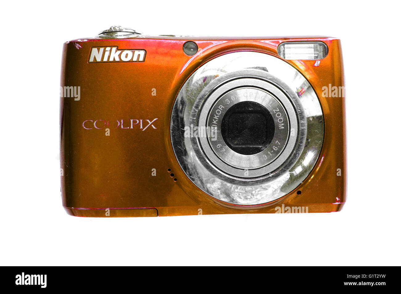 Eine Orange Nikon Digitalkamera fotografiert vor einem weißen Hintergrund. Stockfoto