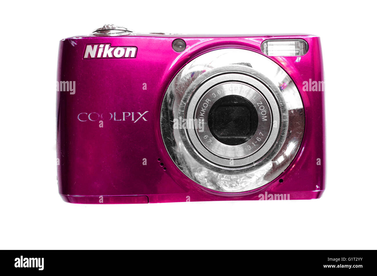 Eine rosa Nikon Digitalkamera fotografiert vor einem weißen Hintergrund. Stockfoto