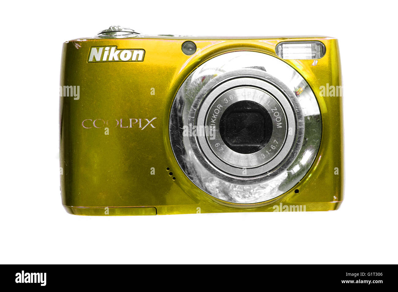 Eine gelbe Nikon Digitalkamera fotografiert vor einem weißen Hintergrund. Stockfoto