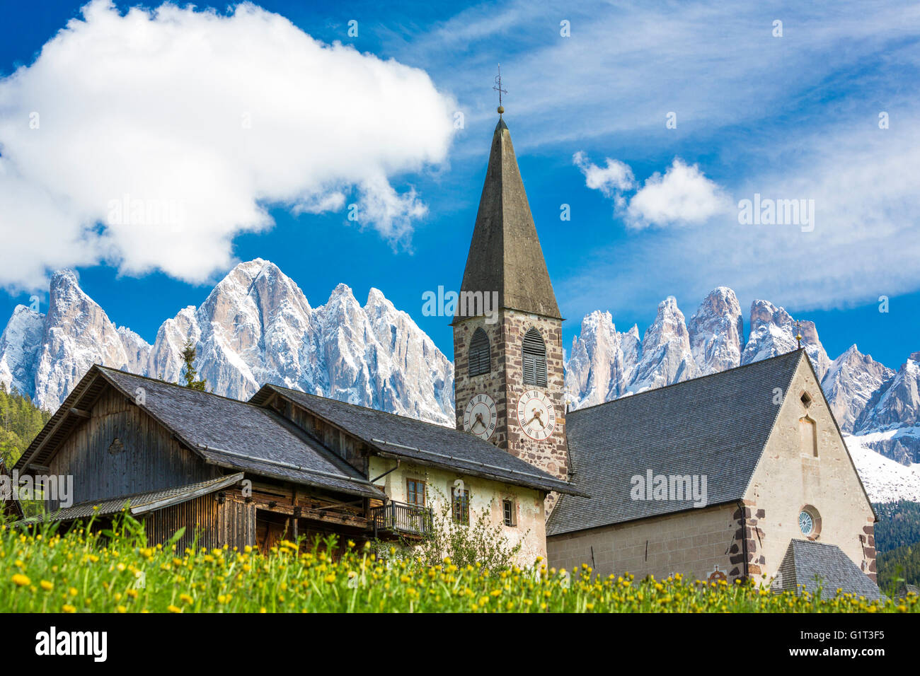 St. Magdalena im Villnößtal Villnoesser Tal unter den Geislerspitzen Geisler Spitzen Stockfoto