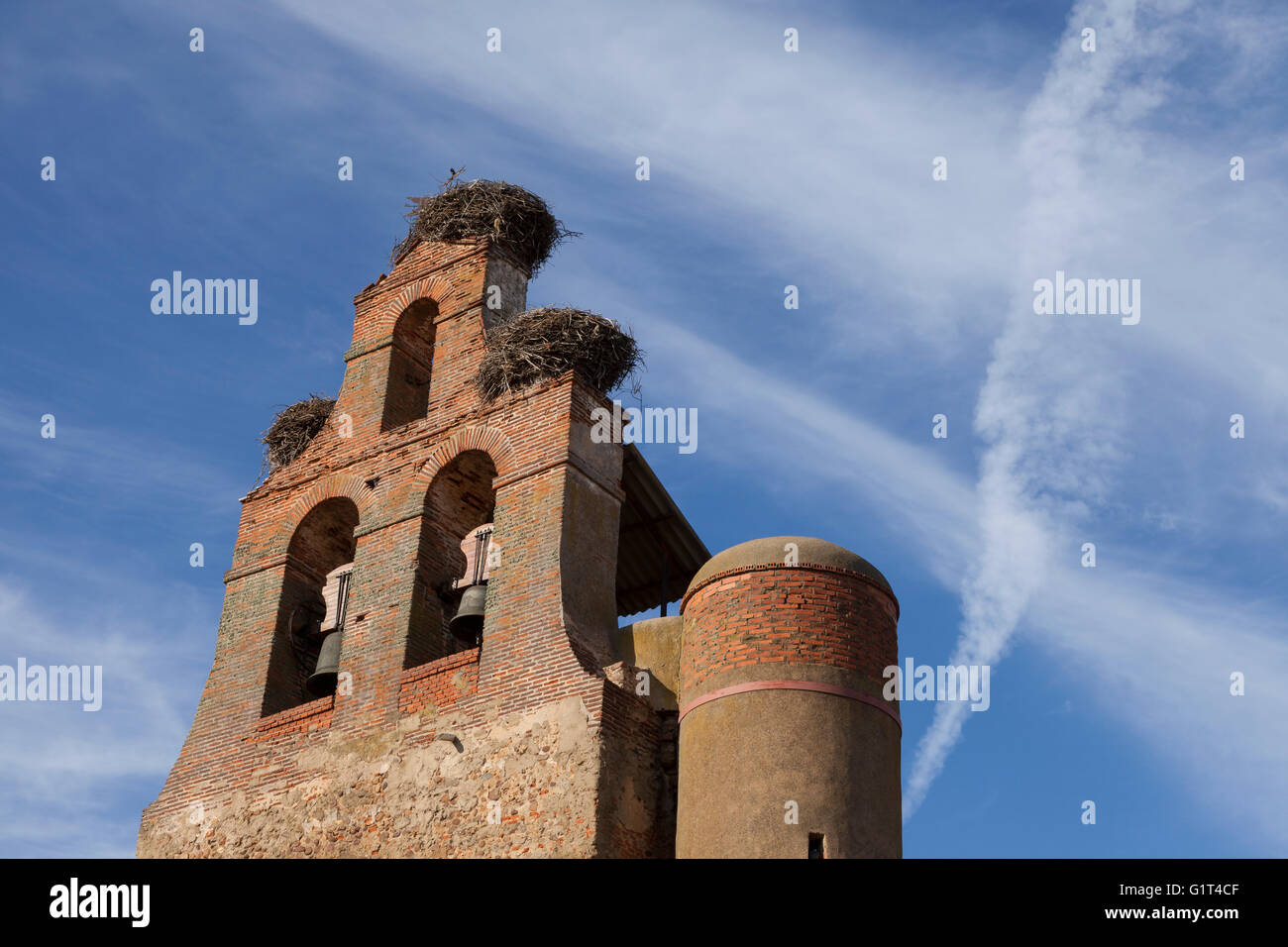 Villar de Mazarife, Spanien: Glockenturm der Pfarrkirche von Villar de Mazarife. Oben auf dem Glockenturm sind die Storchennester. Stockfoto