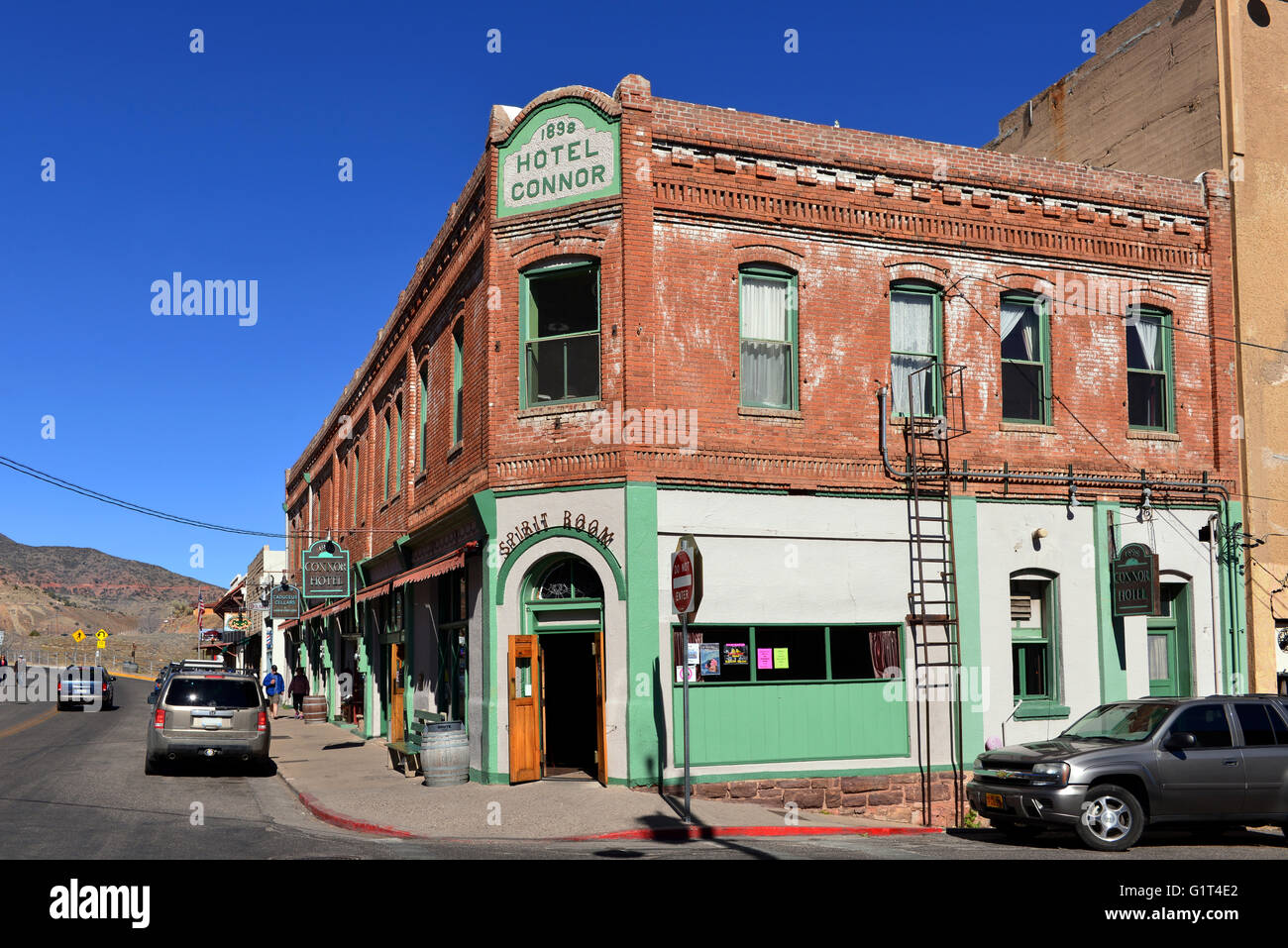 Jerome, AZ, USA - 24. Februar 2016: Main Street in Jerome mit dem historischen Hotel Connor und Caduceus-Keller. Stockfoto