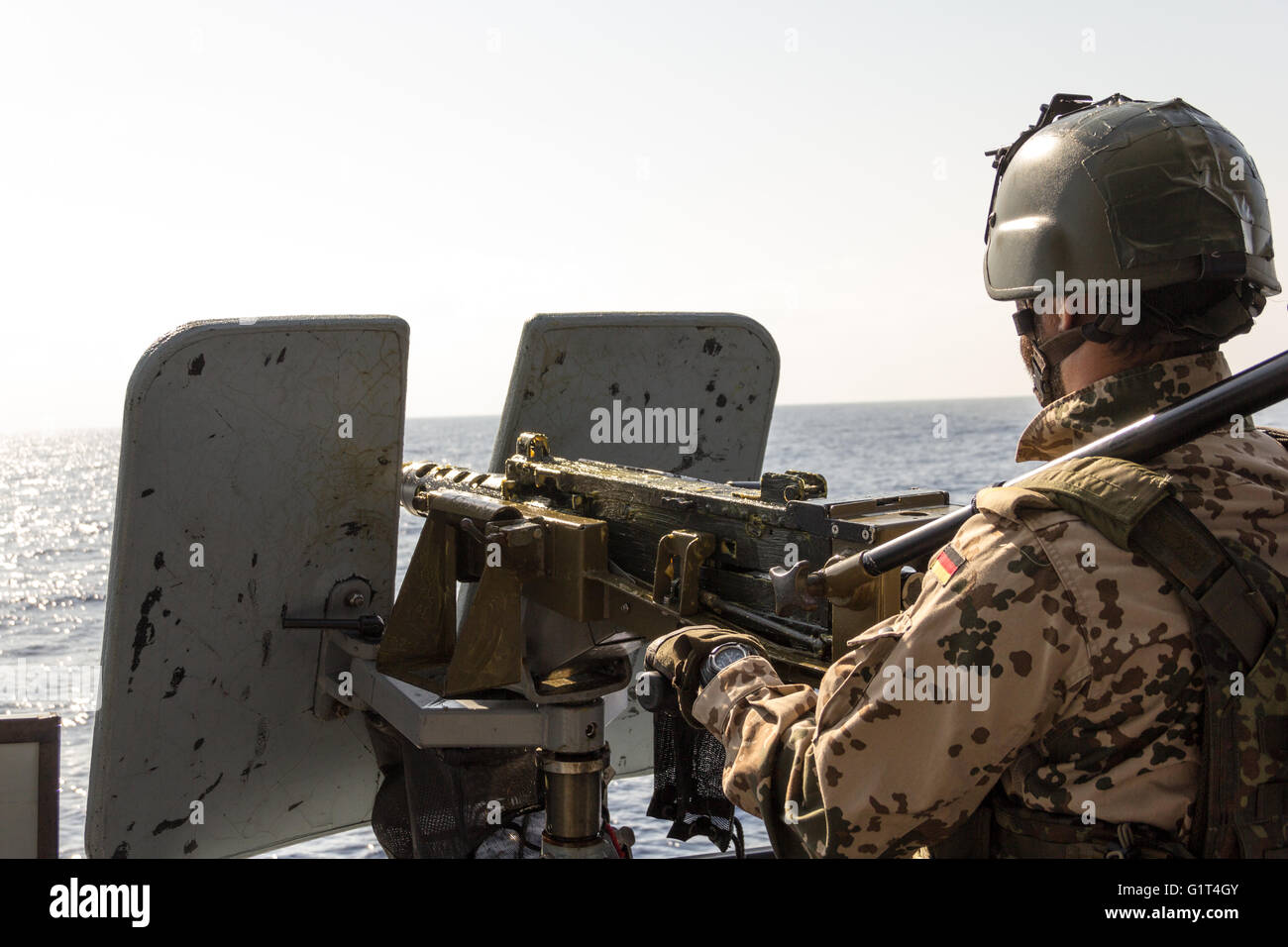 Deutscher Soldat auf Maschinengewehr auf einem Schnellboot Stockfoto