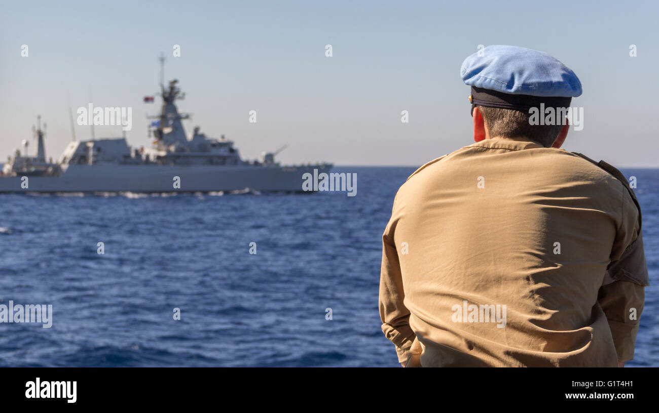 MEDITERRANE Meer / Libanon - NOVEMBER 2015: Deutsche Kriegsschiff Kapitän freut sich auf ein anderes Kriegsschiff im Mittelmeer / Libanon in Nove Stockfoto