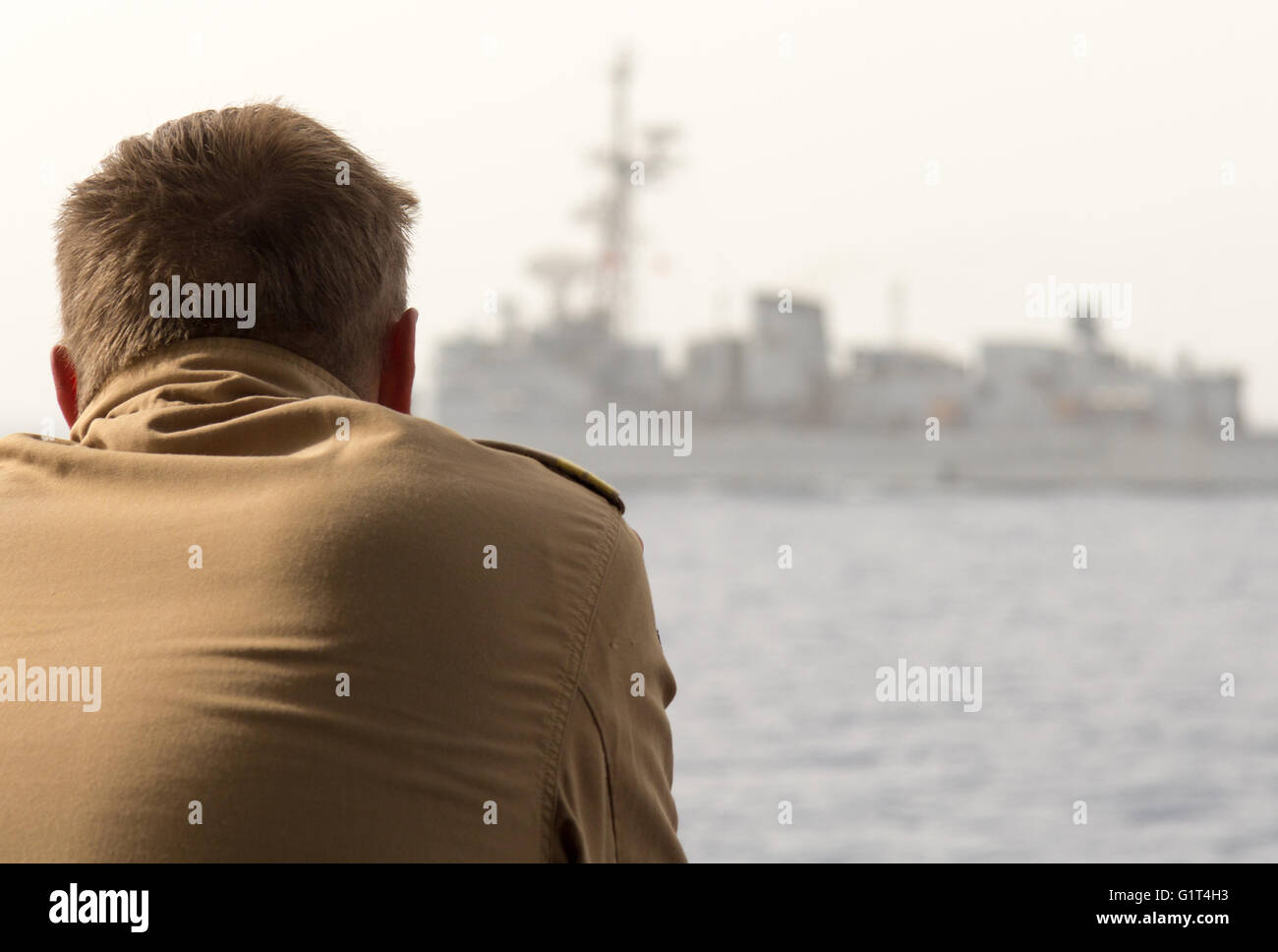 MEDITERRANE Meer / Libanon - NOVEMBER 2015: Deutsche Kriegsschiff Soldat blickt auf ein anderes Kriegsschiff Stockfoto