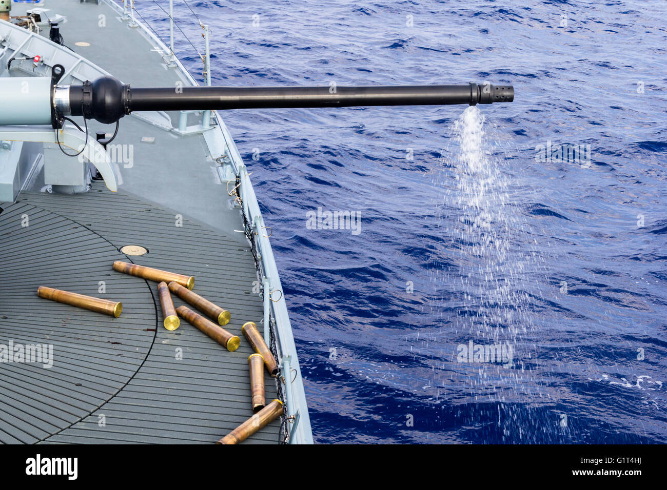 eine gebrannte Kanone von einem Kriegsschiff im Meer Stockfoto