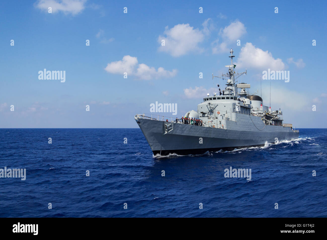 Kriegsschiff fährt im Mediterran Meer Stockfoto