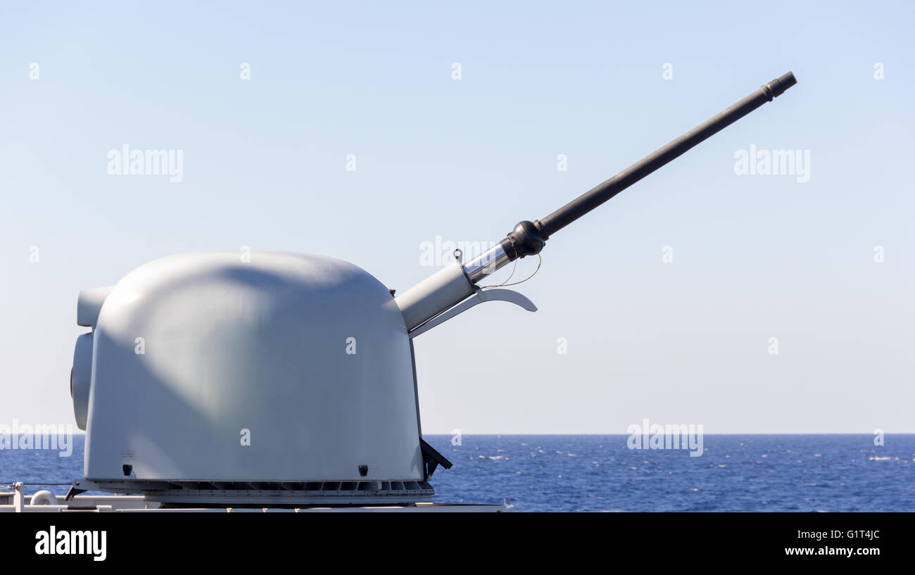 Kanone eines Kriegsschiffes zielt darauf ab, ein Ziel Stockfoto