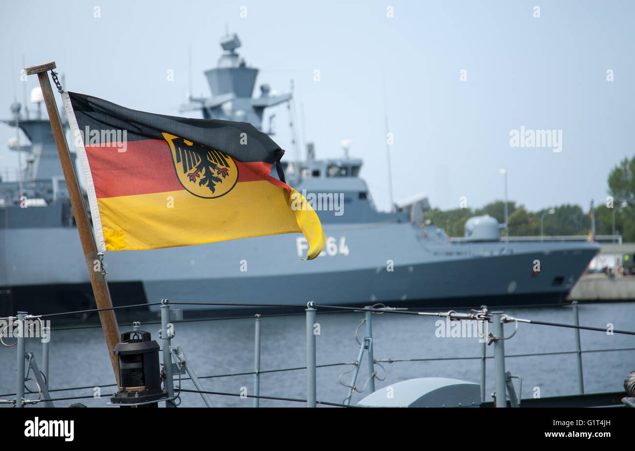 Deutsche Bundesdienstflagge bläst auf einem Kriegsschiff Stockfoto