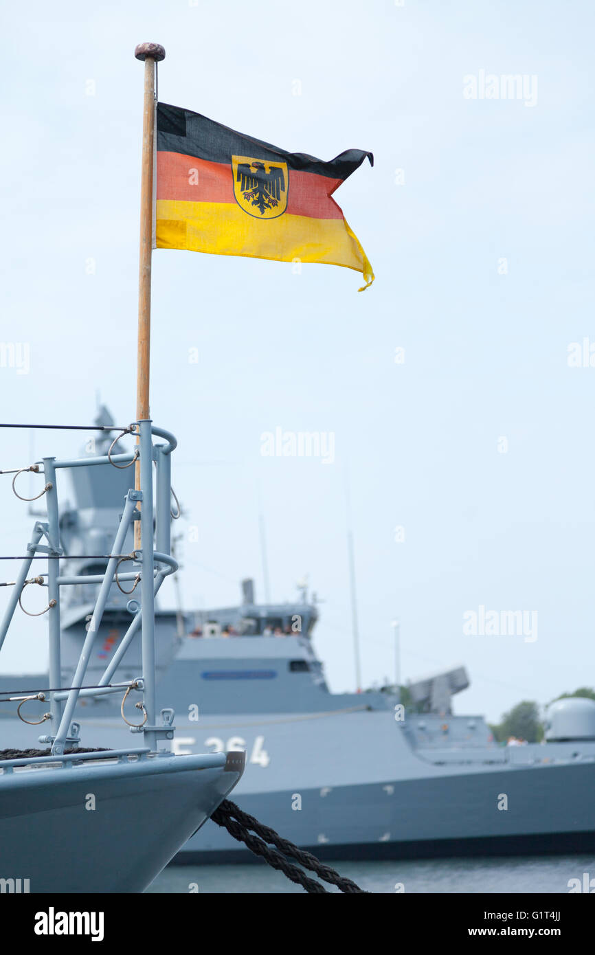 Deutsche Bundesdienstflagge auf einem Kriegsschiff Stockfoto