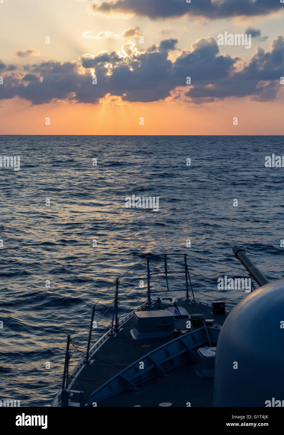Deutsche Marine-Kanone auf Sonnenuntergang im Meer Stockfoto