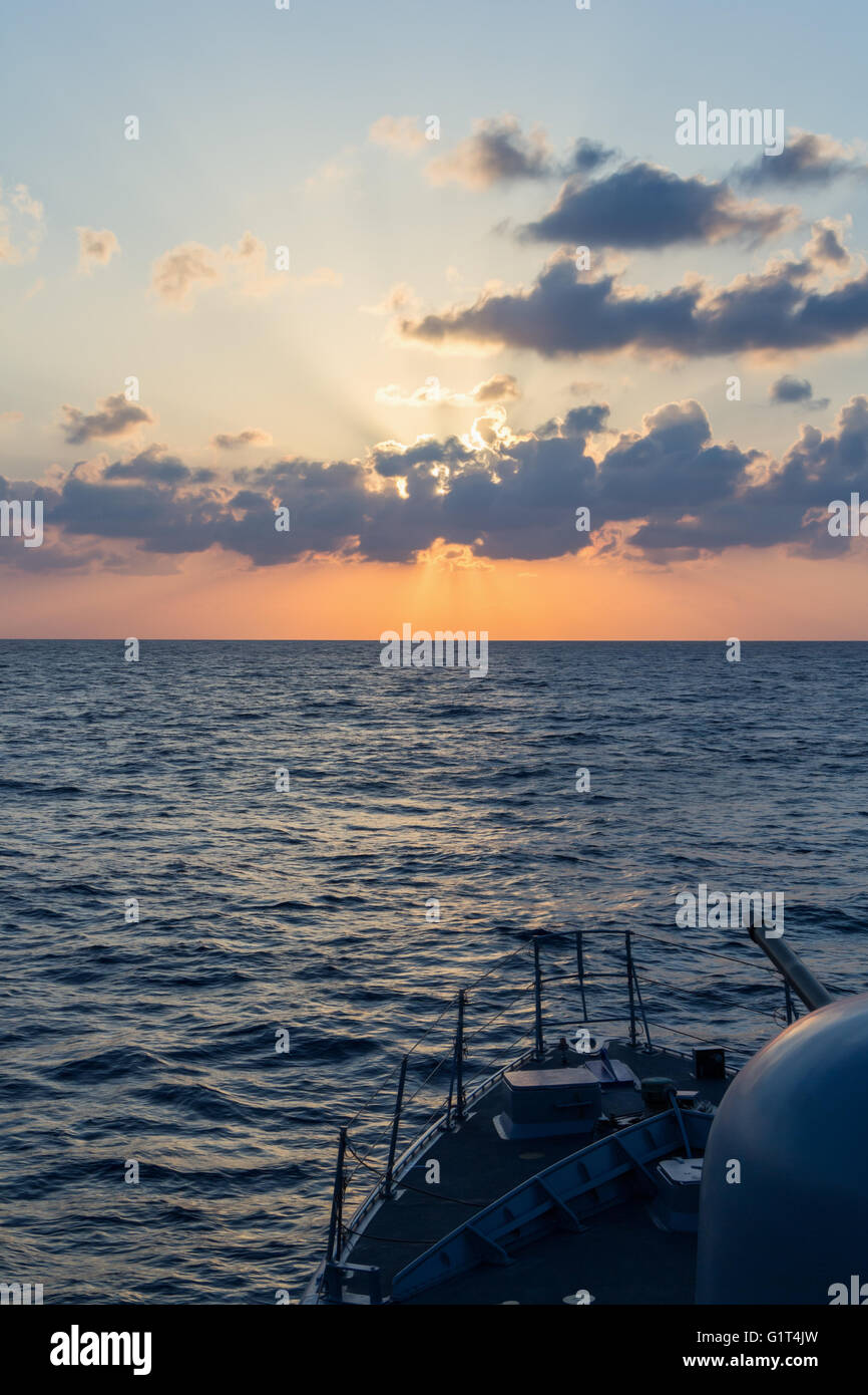 Marine-Kanone auf Sonnenuntergang im Meer Stockfoto