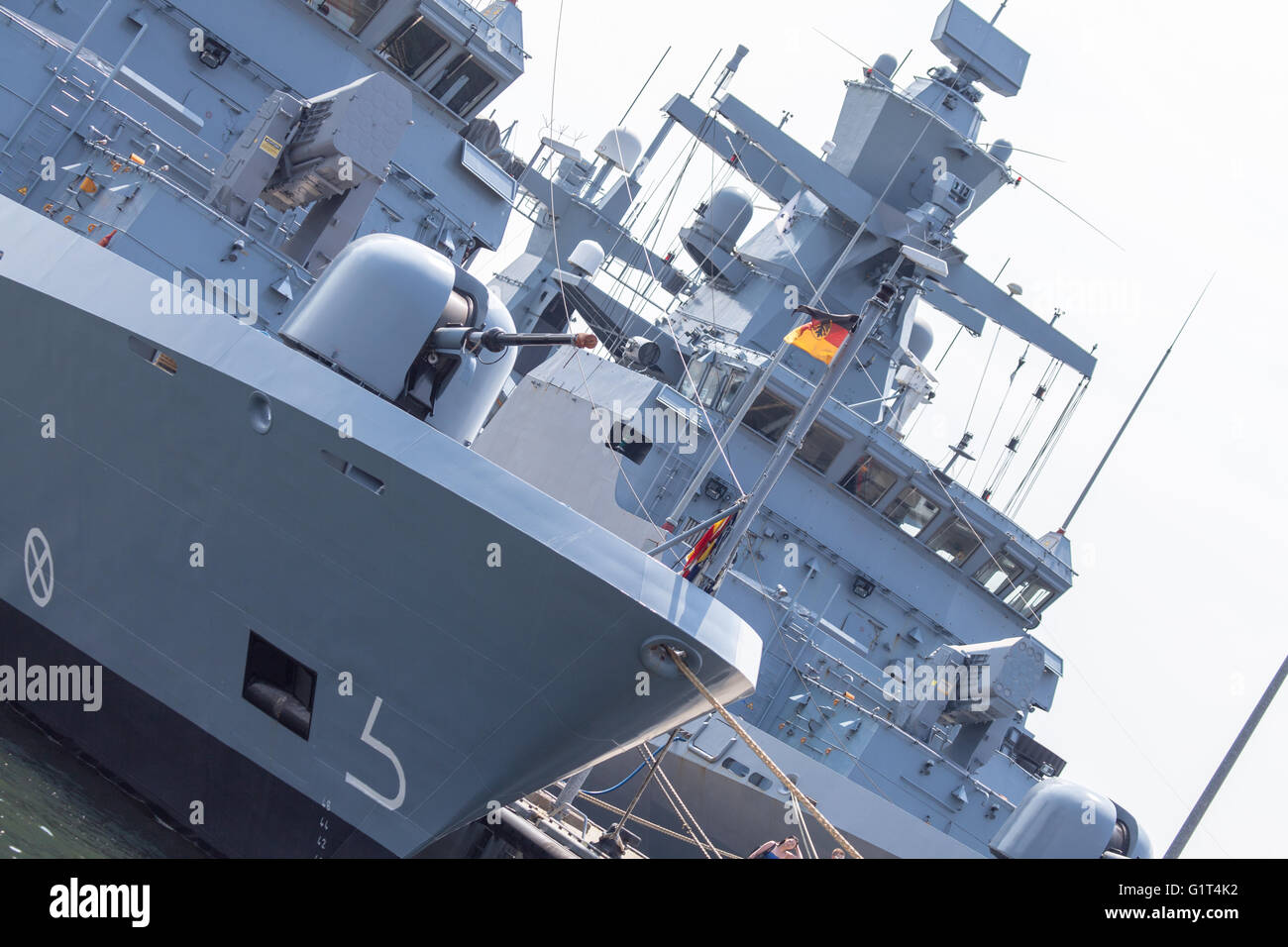 zwei Deutsche Fregatten auf einem Hafen Stockfoto