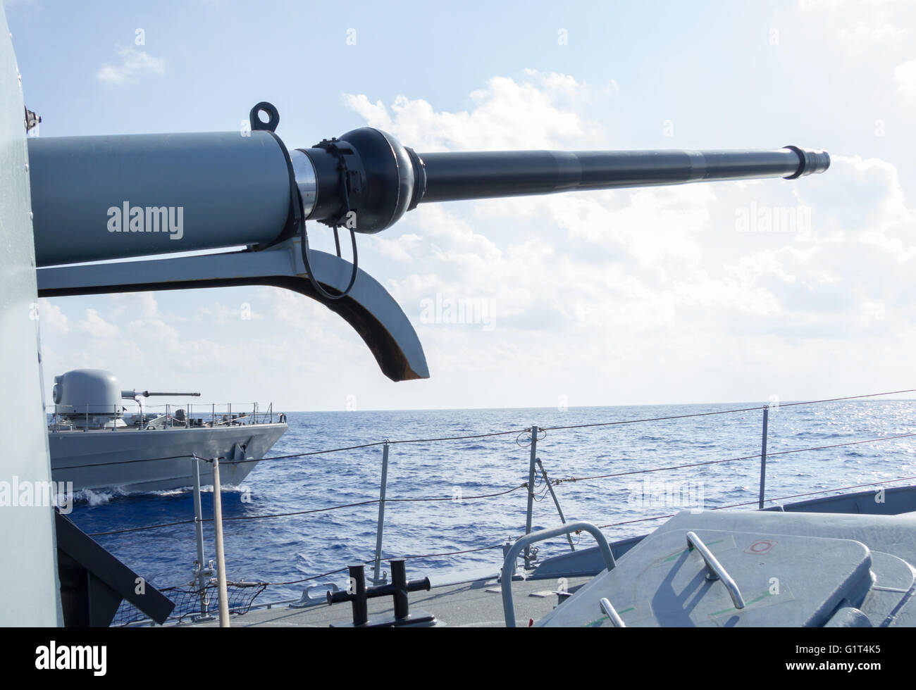 zwei Kanonen von Kriegsschiffen im Meer Stockfoto