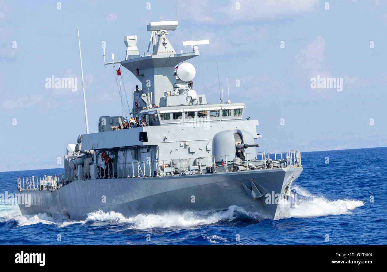 Kriegsschiff fährt schnell im Ozean Stockfoto