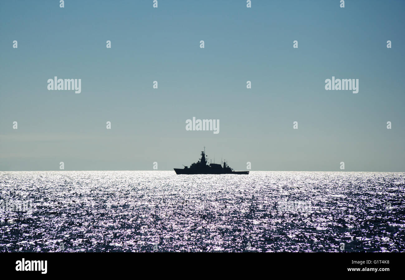 Kriegsschiff im Ozean Stockfoto