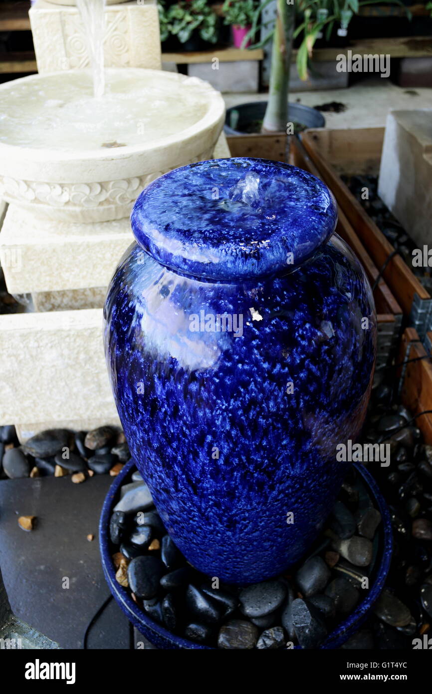 Blaue Keramik Topf - menschgewordenen Brunnen für Gartendekoration Stockfotografie