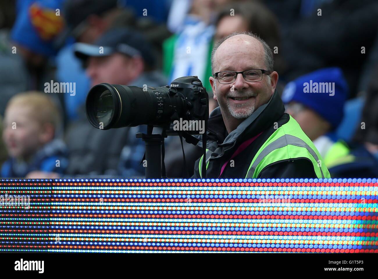 Professional Sport Fotograf Simon Dack hart bei der Arbeit während der Himmel Bet Meisterschaftsspiel zwischen Brighton und Hove Albion und Derby County im American Express Community Stadium in Brighton und Hove. 2. Mai 2016. James Boardman / Tele Bilder + 44 7967 642437 Stockfoto