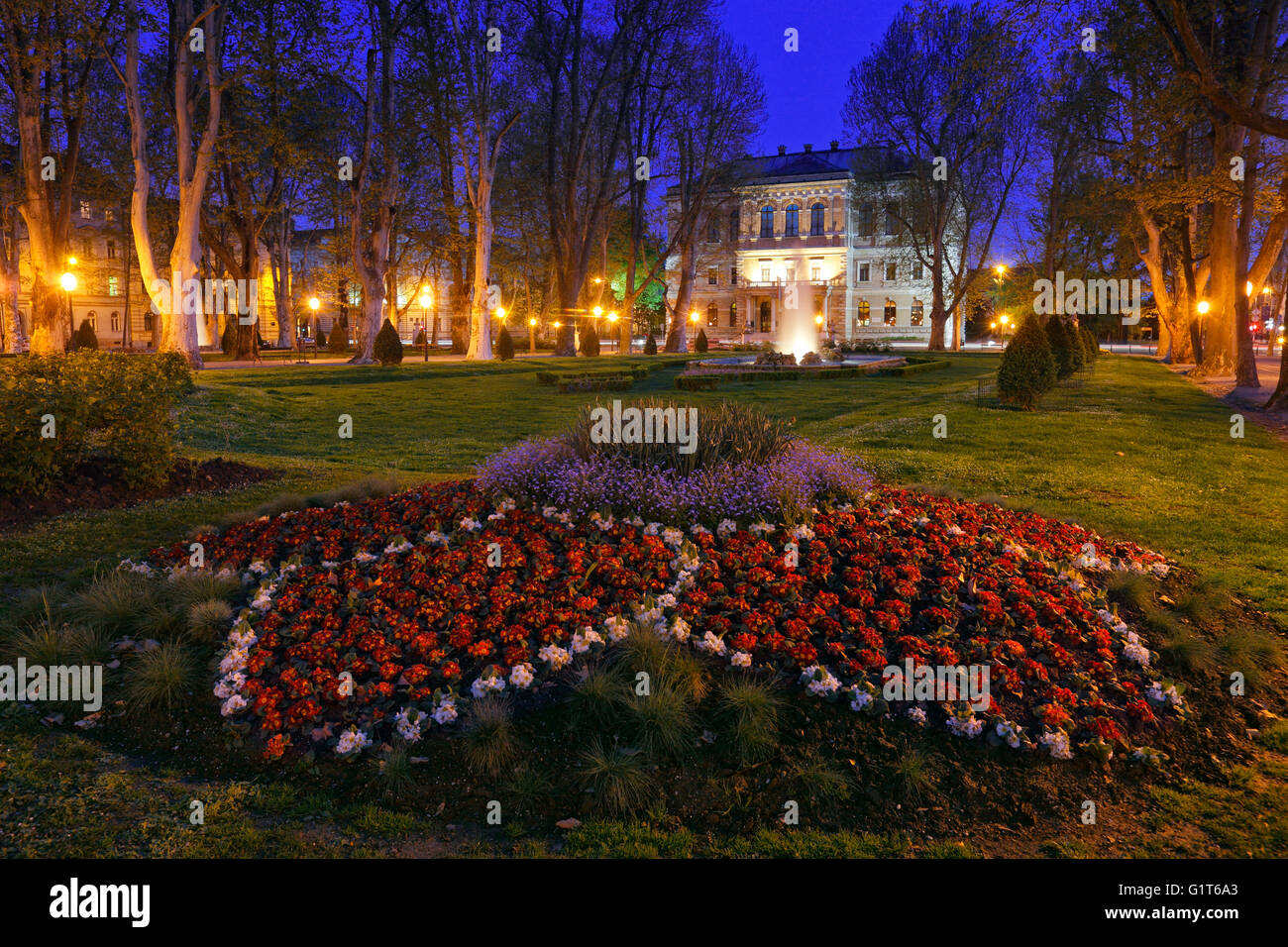 Zagreb Park Zrinjevac in der Nacht Stockfoto